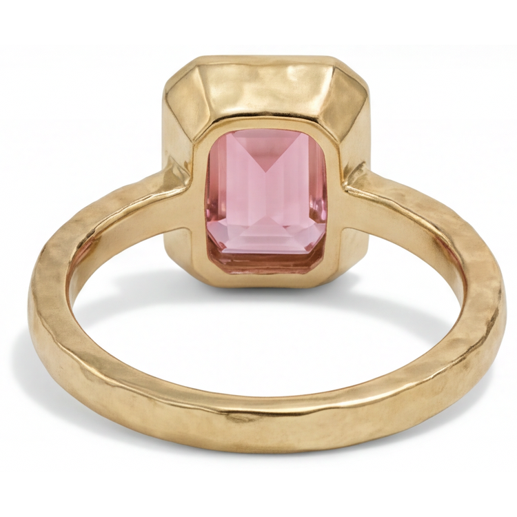 Bague Solitaire Lunette avec Saphir Padparadscha Naturel Couleur Pêche Taille Émeraude 3 Carats en Or Jaune 14 Carats