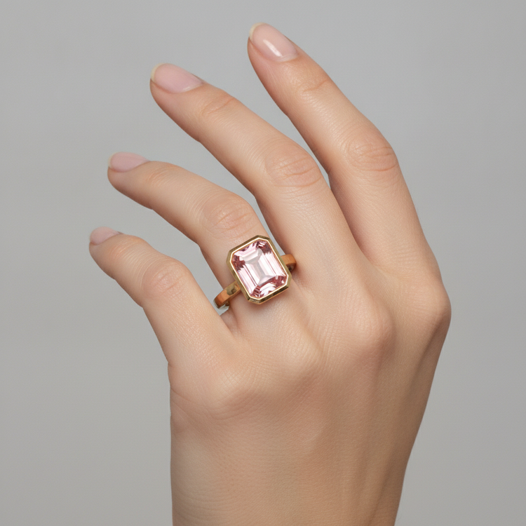 Bague Solitaire Lunette Saphir Padparadscha Naturel Taille Émeraude Couleur Pêche 3 Carats en Or Jaune 14 Carats