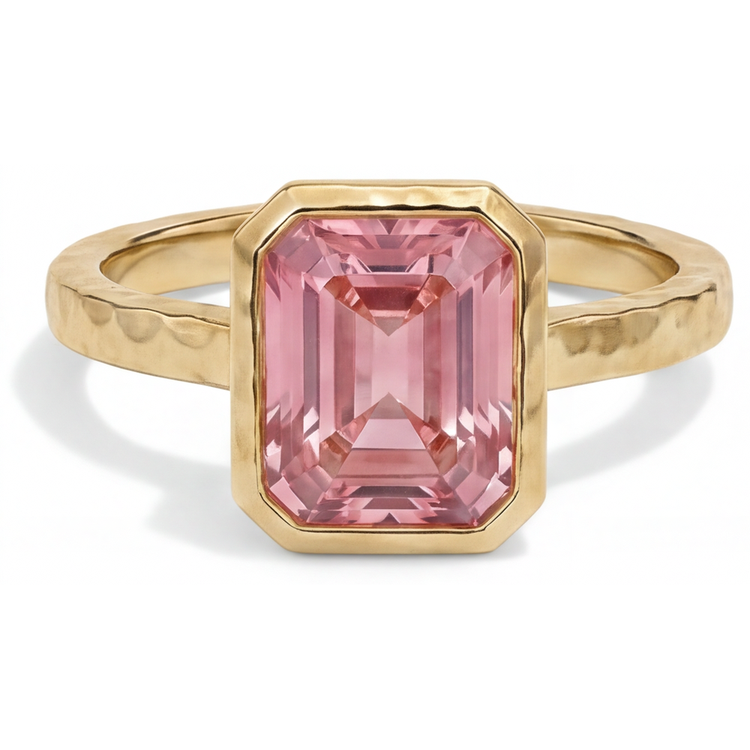 Bague Solitaire Lunette Saphir Padparadscha Naturel Taille Émeraude Couleur Pêche 3 Carats en Or Jaune 14 Carats