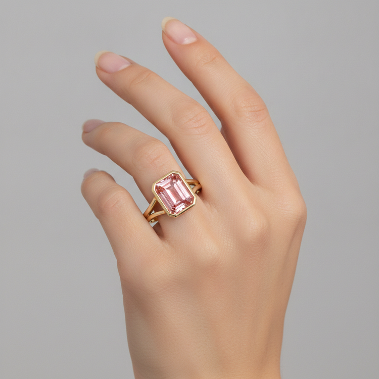 Bague en Or Jaune 14K, Saphir Padparadscha Pêche Naturel 3 Carats Taille Émeraude, Lunette et Anneau Fendu
