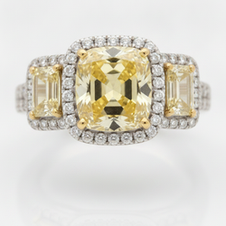 Bague de Fiançailles Trois Pierres en Platine, Pierre Précieuse Jaune Véritable 2,07 Carats Taille Coussin, Diamant Fantaisie Trapèze et Halo
