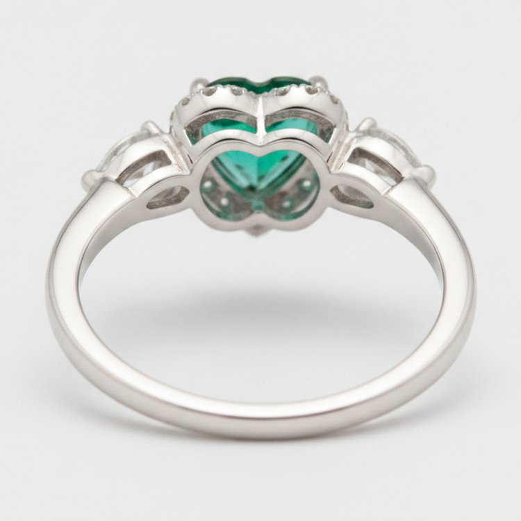 Bague trois pierres en platine avec émeraude verte véritable taille cœur de 3,2 carats et halo