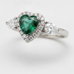 Bague trois pierres en platine avec émeraude verte véritable taille cœur de 3,2 carats et halo