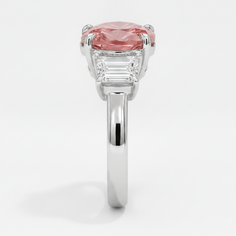 Bague trilogie en platine, saphir padparadscha naturel taille cœur de 3,6 carats et baguettes blanches
