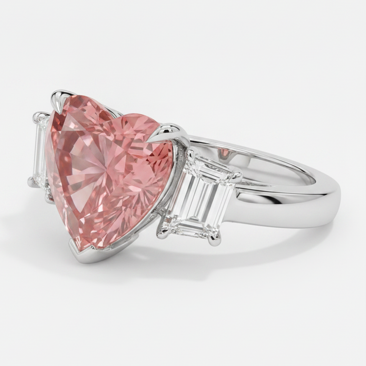 Bague trois pierres en platine avec saphir padparadscha naturel taille cœur de 3,6 carats et baguettes blanches