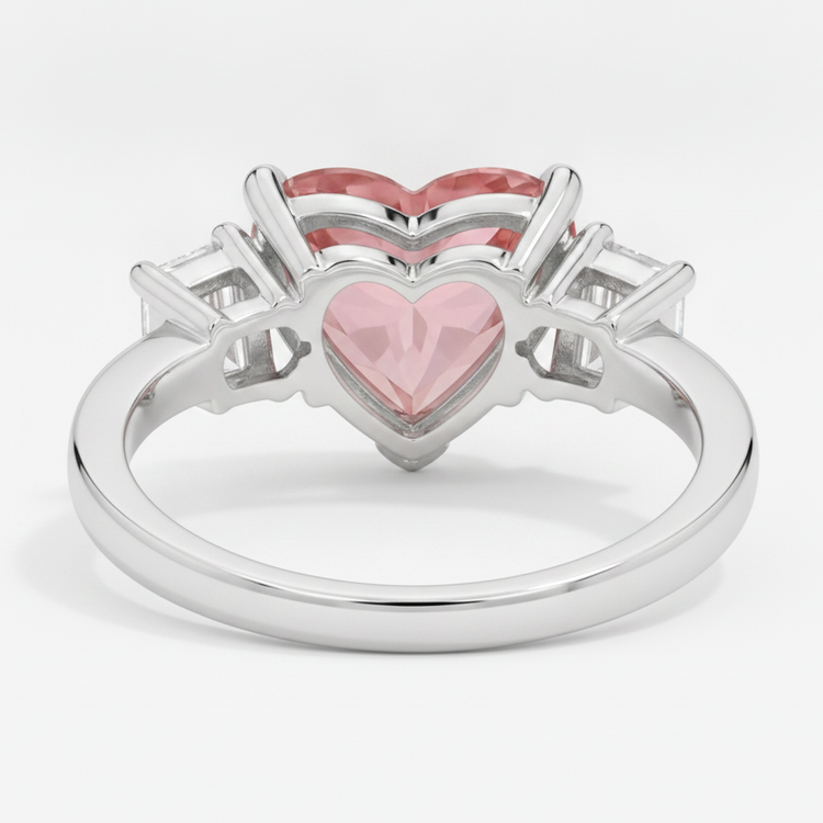 Bague trois pierres en platine avec saphir padparadscha naturel taille cœur de 3,6 carats et baguettes blanches