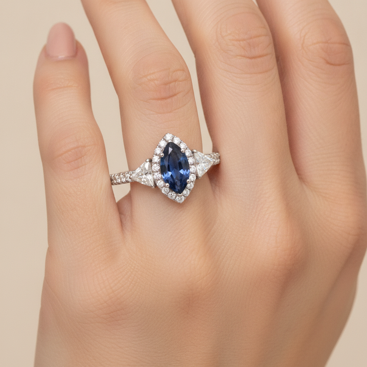 Bague de Fiançailles Trois Pierres en Platine, Saphir Bleu Véritable Marquise 3 Carats et Halo