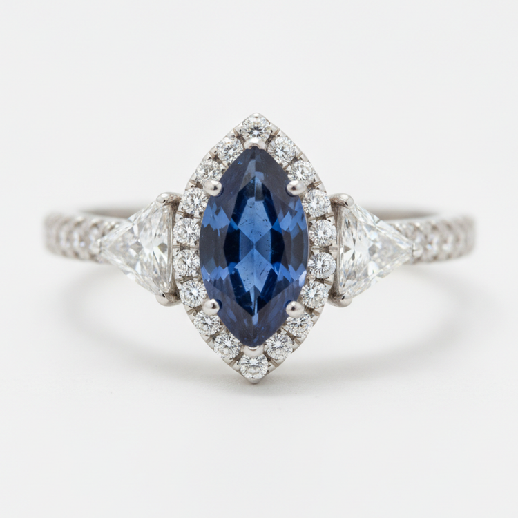 Bague de Fiançailles Trois Pierres en Platine, Saphir Bleu Véritable Marquise 3 Carats et Halo