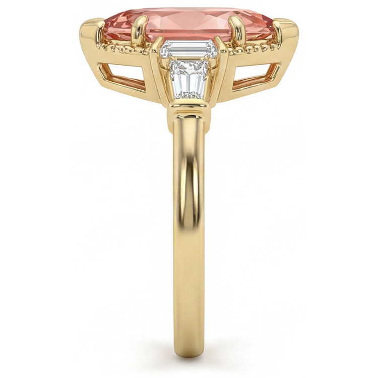 Bague de Fiançailles Saphir Pêche de laboratoire de 4.1 carats, monture cathédrale à trois pierres avec Saphir Padparadscha marquise et Diamant baguette blanc, en Or Jaune 14 carats