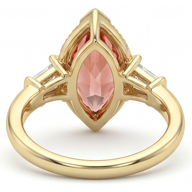 Bague de Fiançailles Saphir Pêche de laboratoire de 4.1 carats, monture cathédrale à trois pierres avec Saphir Padparadscha marquise et Diamant baguette blanc, en Or Jaune 14 carats