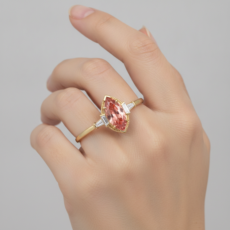 Bague de Fiançailles Saphir Pêche de laboratoire de 4.1 carats, monture cathédrale à trois pierres avec Saphir Padparadscha marquise et Diamant baguette blanc, en Or Jaune 14 carats