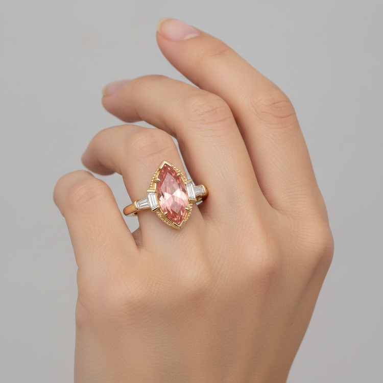 Bague Saphir Padparadscha de laboratoire de 4.1 Carats, taille Marquise et Baguettes Blanches, trois pierres, unie, Or Jaune 14K