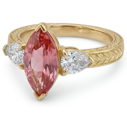 Bague trois pierres Or Jaune 14 Carats Saphir Padparadscha de laboratoire couleur pêche taille Marquise 4.1 Carats