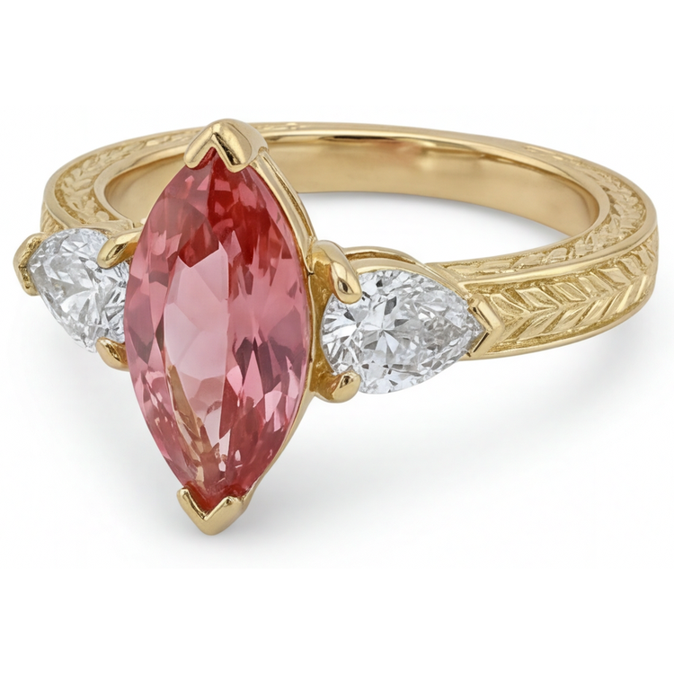 Bague trois pierres Or Jaune 14 Carats Saphir Padparadscha de laboratoire couleur pêche taille Marquise 4.1 Carats