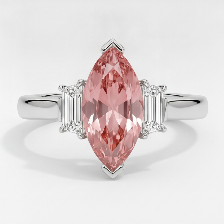 Bague trois pierres en platine avec saphir Padparadscha pêche véritable taille marquise de 3,1 carats et baguettes blanches
