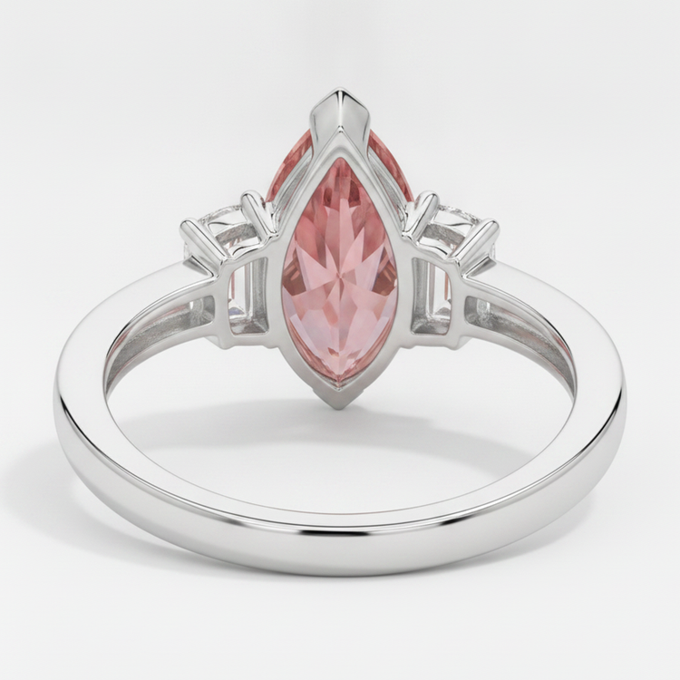 Bague trois pierres en platine avec saphir Padparadscha pêche véritable taille marquise de 3,1 carats et baguettes blanches