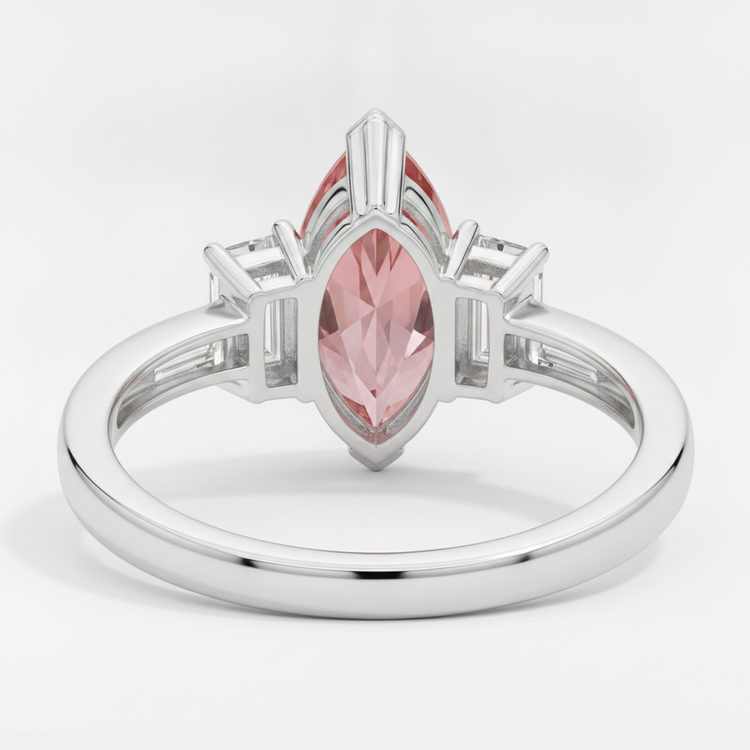Bague trois pierres en platine avec saphir Padparadscha pêche véritable taille marquise de 3,1 carats et baguettes blanches