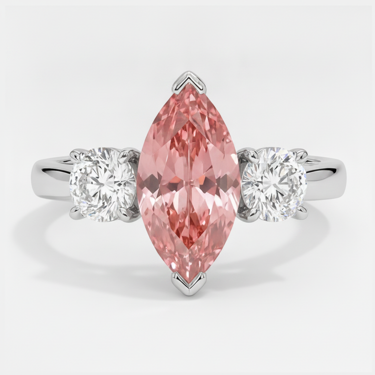 Bague trois pierres en platine avec véritable saphir Padparadscha taille marquise de 3,1 carats