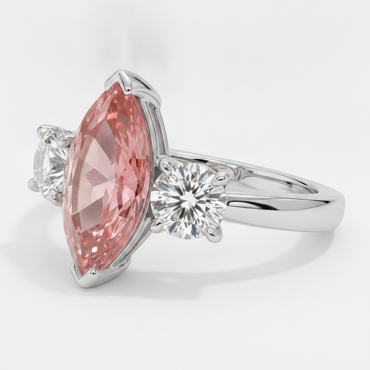 Bague trois pierres en platine avec saphir Padparadscha véritable taille marquise de 3,1 carats