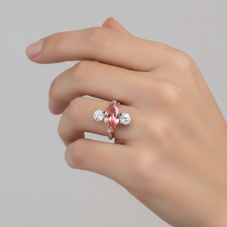Bague trois pierres en platine avec véritable saphir Padparadscha taille marquise de 3,1 carats