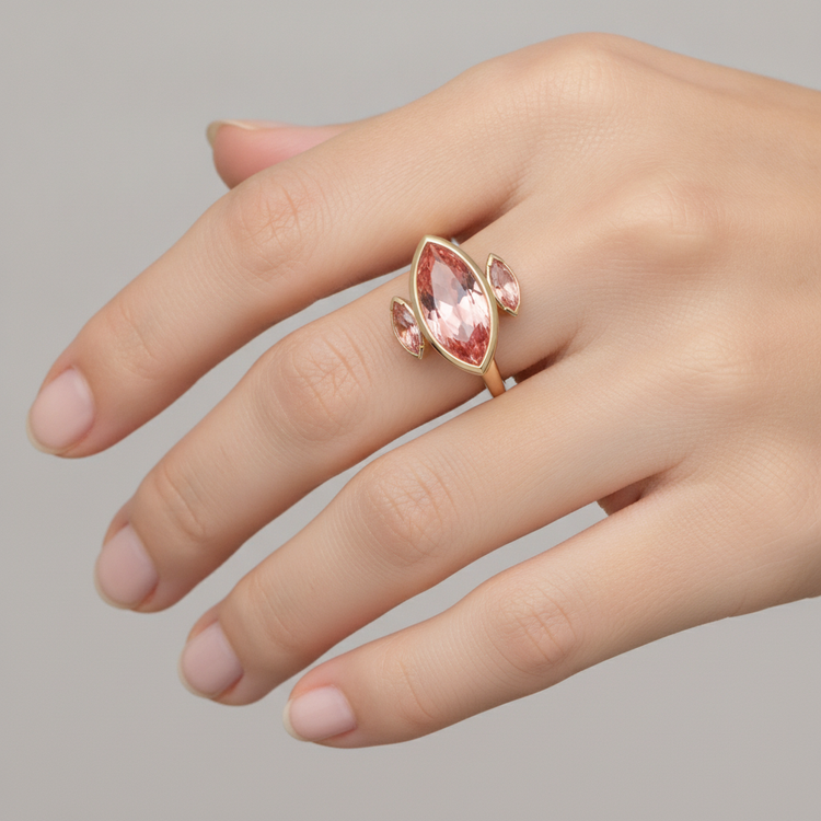 Bague de Fiançailles Trois Pierres en Or Jaune 14 Carats avec Véritable Saphir Pêche Padparadscha 3 Carats Taille Marquise, Lunette