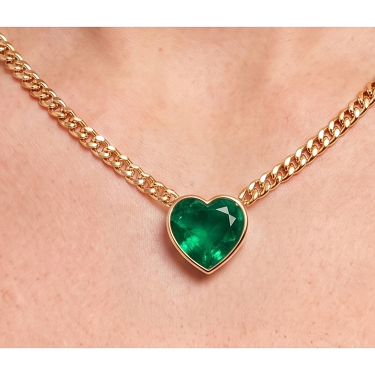 Collier maille cubaine Miami avec pendentif coulissant cœur en émeraude 6 carats en or