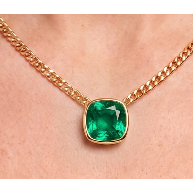 Collier coulissant maille cubaine Miami en or avec émeraude taille coussin 8 carats