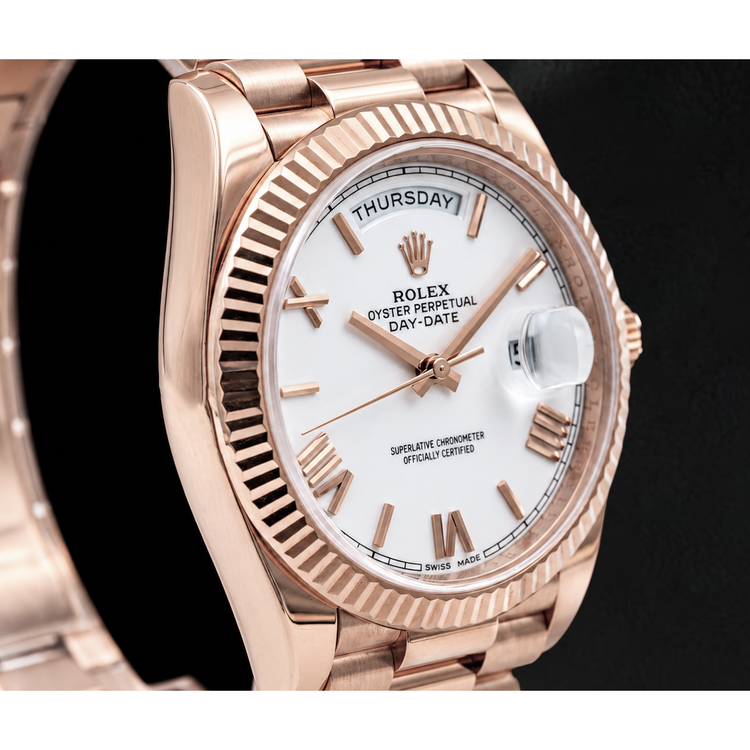 Montre Rolex Day-Date 228235 40 mm en Or Rose Cadran Blanc Chiffres Romains