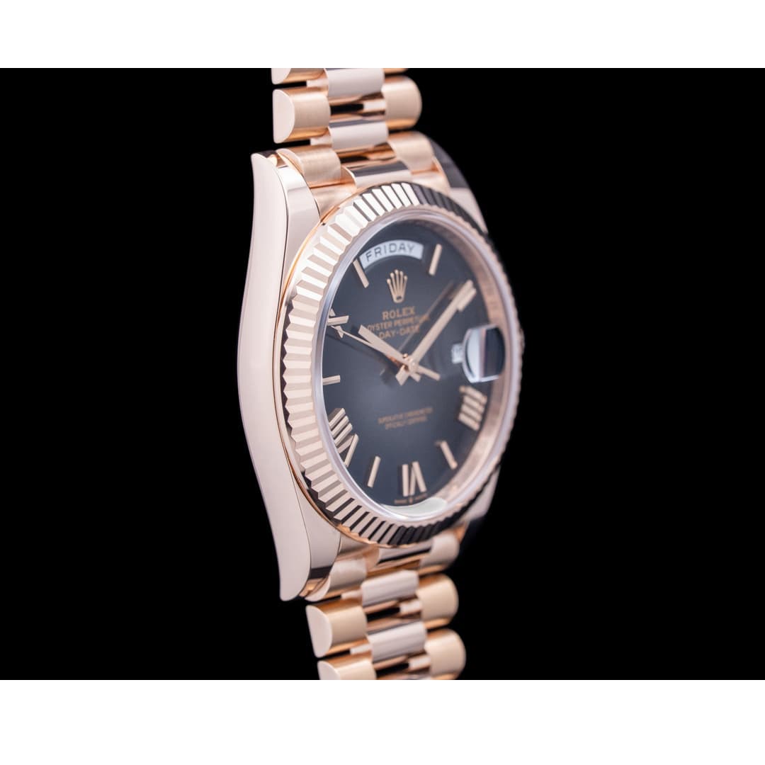 Montre Rolex Day-Date 228235 40 mm en Or Rose Cadran Noir à Chiffres Romains