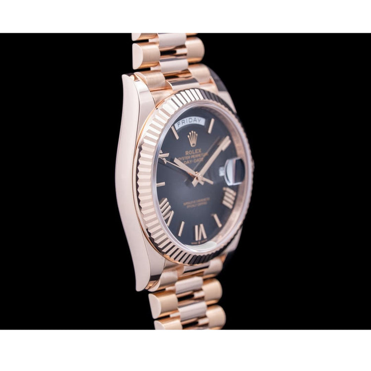 Montre Rolex Day-Date 228235 40 mm en Or Rose Cadran Noir à Chiffres Romains