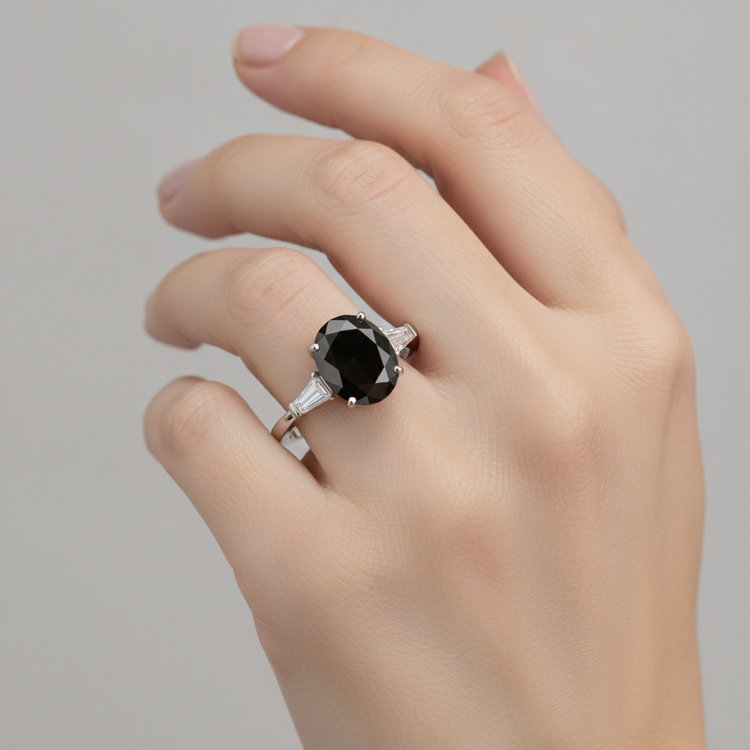 Bague trois pierres en or blanc 14 carats avec diamant noir naturel ovale et baguettes 3,6 carats