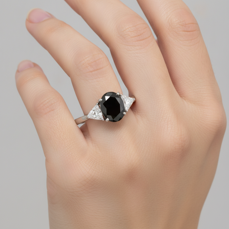 Bague de Fiançailles Noire pour Femme Diamant Ovale Naturel 3,6 Carats Trois Pierres Trilliant Or Blanc 14 Carats