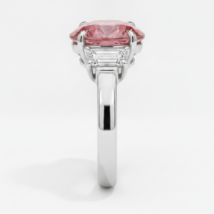 Bague trois pierres en platine avec saphir Padparadscha véritable ovale de 3,6 carats et trapèzes blancs