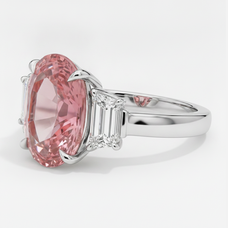 Bague trois pierres en platine avec saphir Padparadscha véritable ovale de 3,6 carats et trapèzes blancs