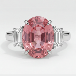 Bague trois pierres en platine avec saphir Padparadscha ovale véritable de 3,6 carats et trapèzes blancs