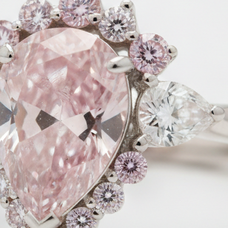 Bague de Fiançailles en Platine avec Diamant Rose Fantaisie Naturel Taille Poire 2 Carats et Demi-Halo