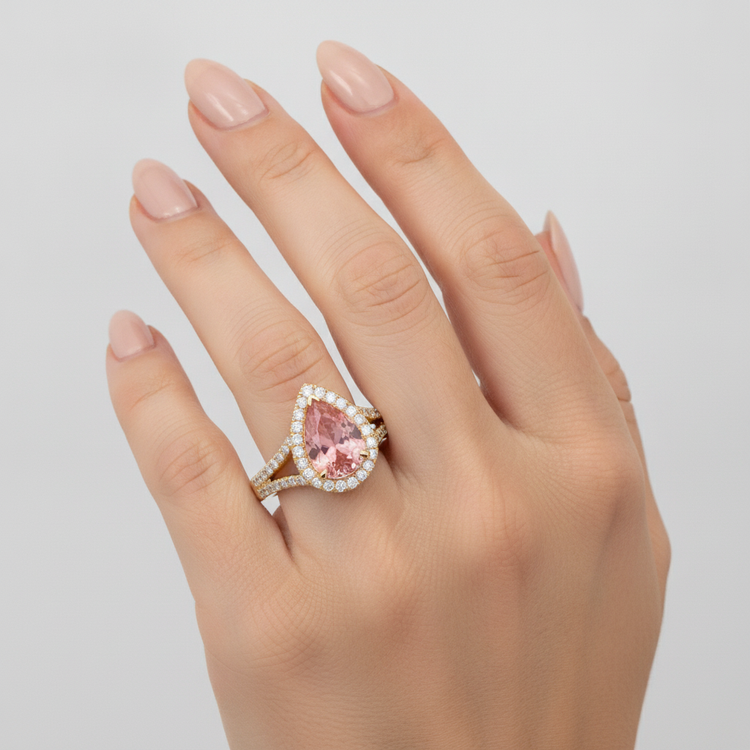 Bague Halo à Corps Fendu en Or Jaune 14K avec Saphir Padparadscha Pêche Véritable Taille Poire de 2,8 Carats