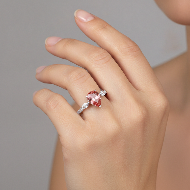 Bague trois pierres en Or Blanc 14 carats avec saphir pêche Padparadscha véritable taille poire 2,9 carats
