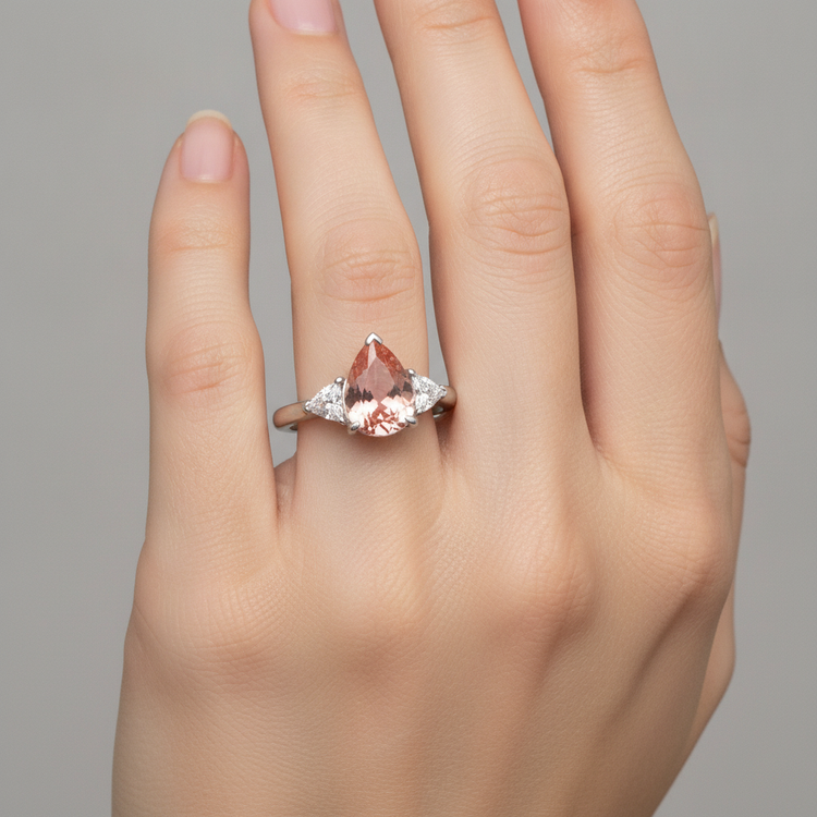Bague de Fiançailles Trois Pierres en Or 14 Carats avec Saphir Padparadscha Véritable Poire 2,9 Carats et Trilliants Blancs