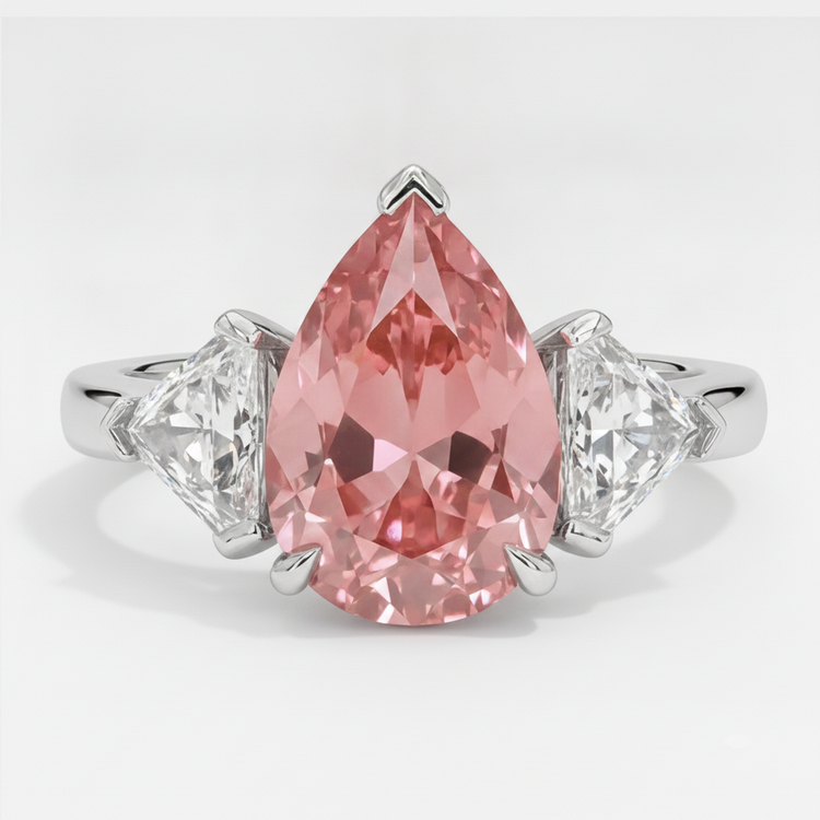 Bague trois pierres en platine avec saphir padparadscha véritable taille poire 3,6 carats et trilliants blancs