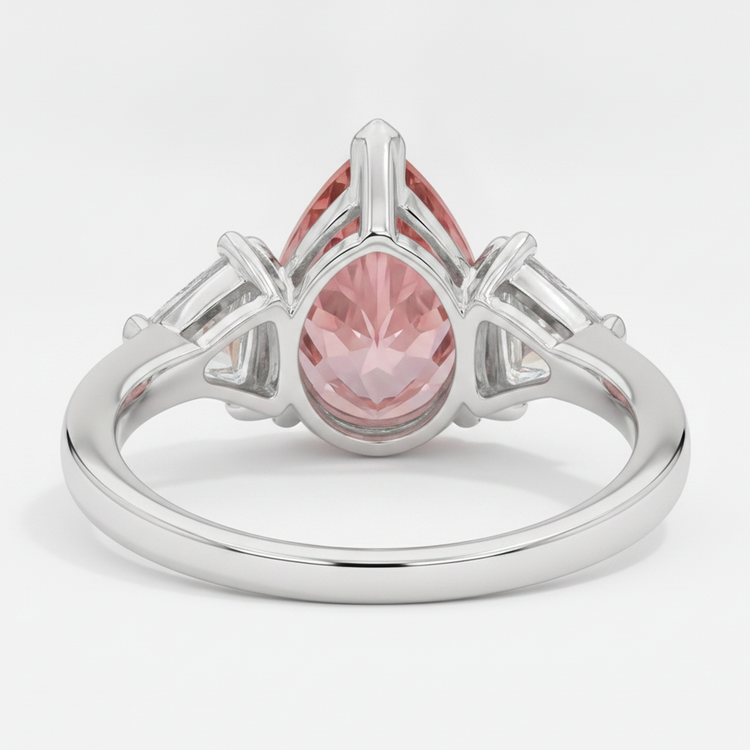 Bague trois pierres en platine avec saphir padparadscha véritable taille poire 3,6 carats et trilliants blancs