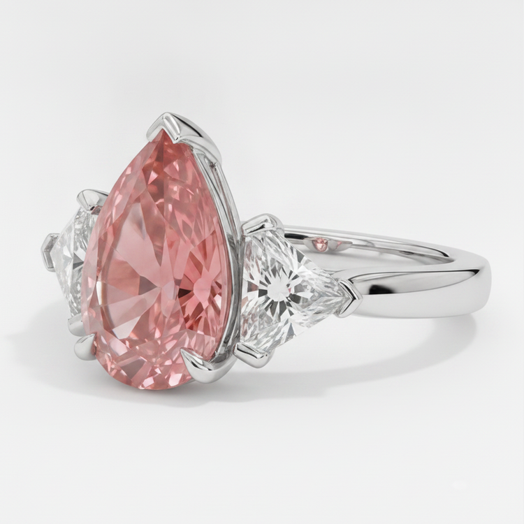 Bague trois pierres en platine avec saphir padparadscha véritable taille poire 3,6 carats et trilliants blancs