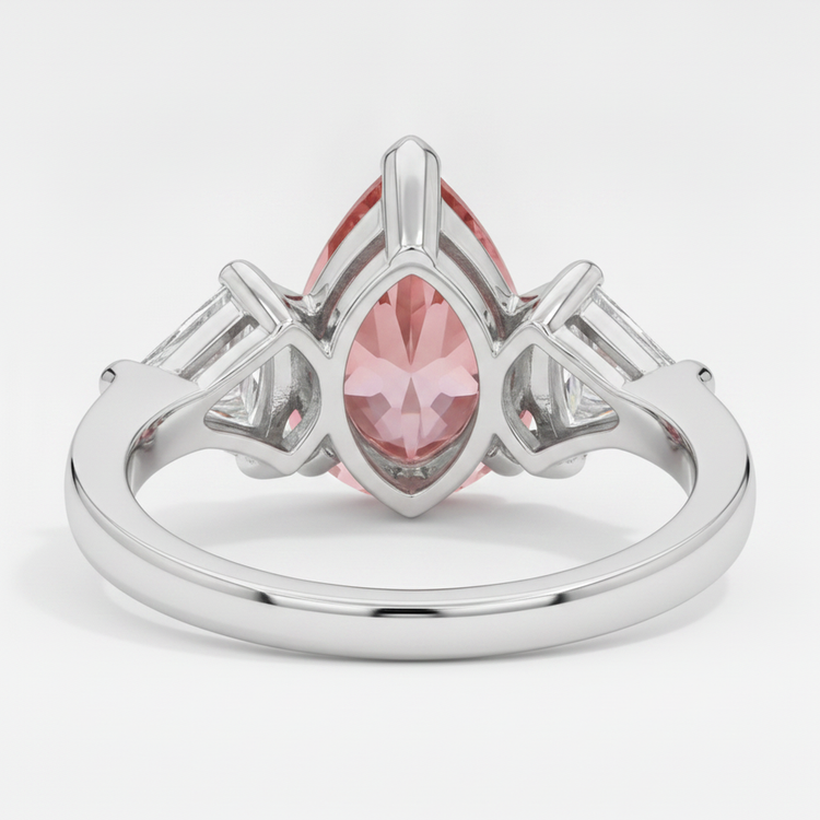 Bague trois pierres en platine avec saphir padparadscha véritable taille poire 3,6 carats et trilliants blancs