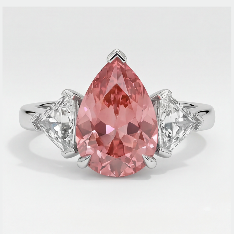 Bague trois pierres en platine avec saphir padparadscha véritable taille poire 3,6 carats et trilliants blancs