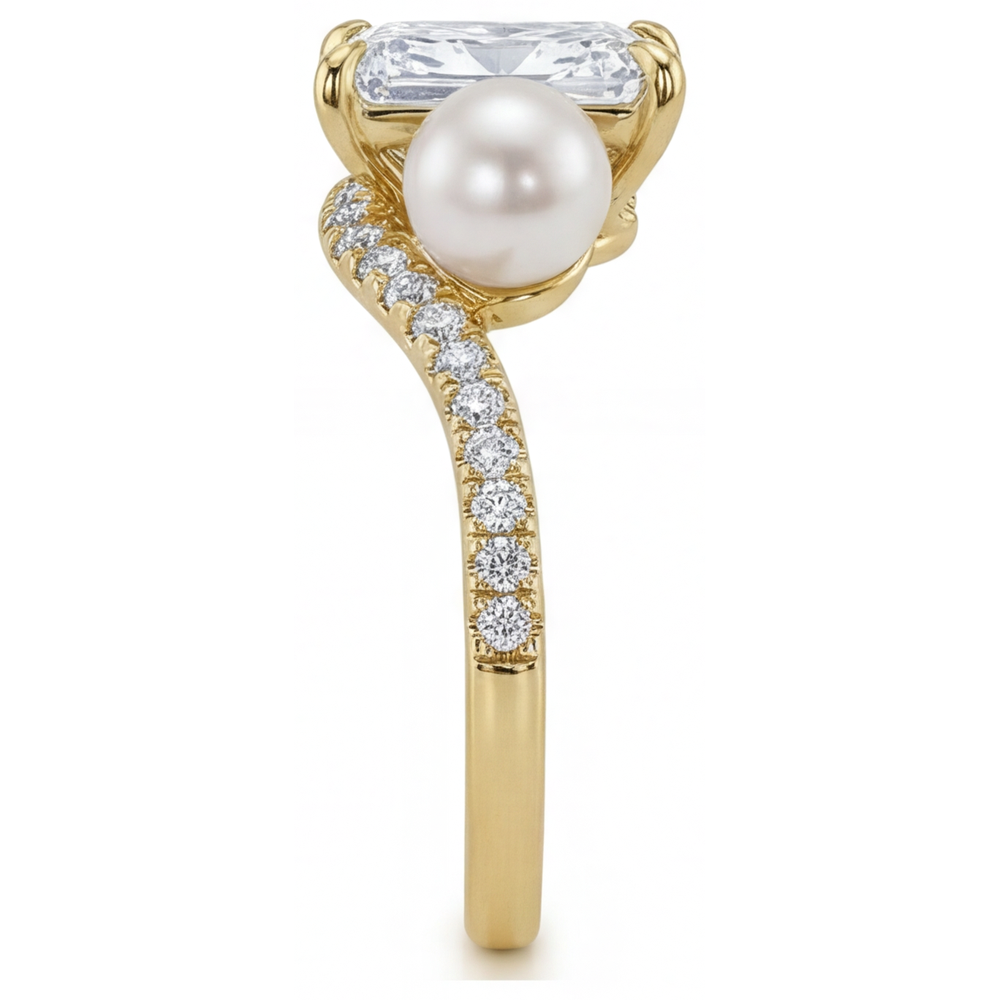 Perle Radiant Solitaire avec Pierres Latérales en Or Jaune 14 Carats – vue d'angle