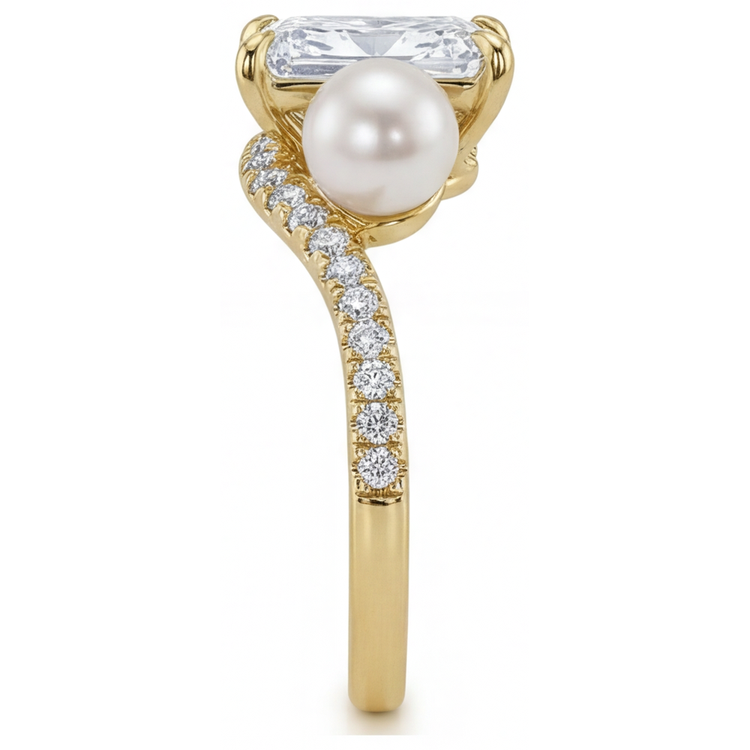 Perle Radiant Solitaire avec Pierres Latérales en Or Jaune 14 Carats – vue d'angle