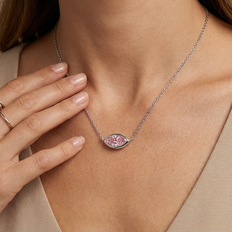 Collier en diamant rose taille marquise de 2 carats