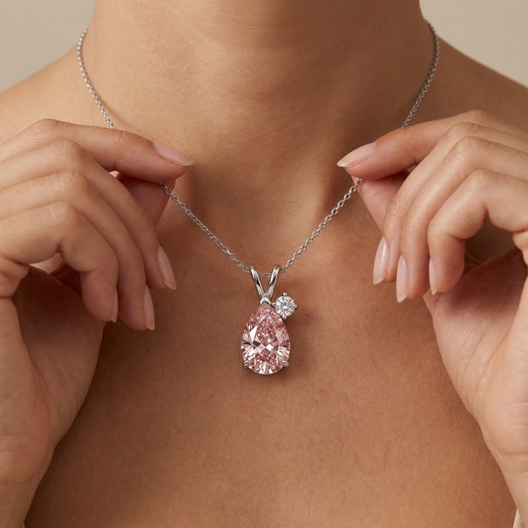Collier pendentif en diamant rose de 3,15 carats avec bélière ornée taille poire