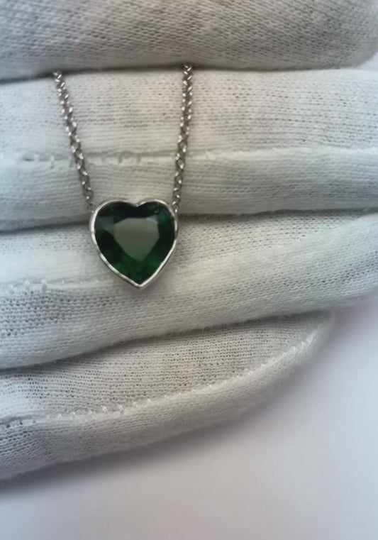 Collier pendentif émeraude verte en forme de grand coeur de 7 carats