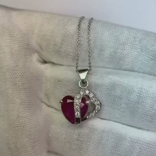 Collier avec pendentif en rubis taillé en cœur de 5.60 ct avec diamants ronds WG 14K